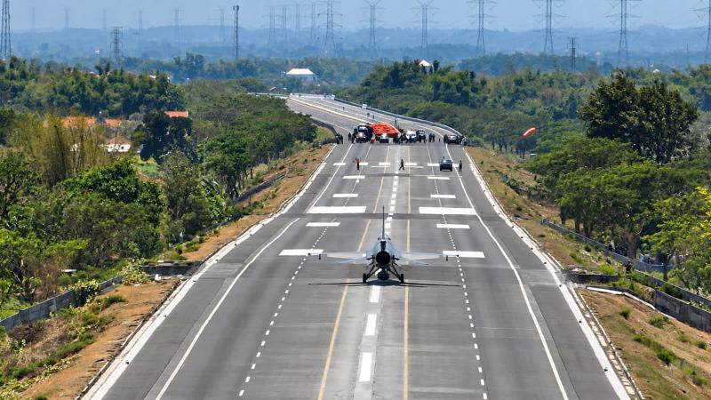 Perkuat Fleksibilitas Operasi Udara, TNI AU Uji Jalan Tol Paspro sebagai Landasan Alternatif