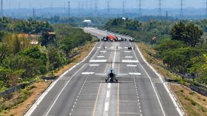 Perkuat Fleksibilitas Operasi Udara, TNI AU Uji Jalan Tol Paspro sebagai Landasan Alternatif