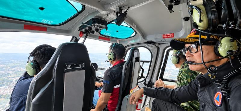 Kepala BNPB Letjen TNI Kristomei Sianturi meninjau situasi terkini Karhutla di Gunung Arjuno via udara, Jumat (23/10). Foto: BNPB