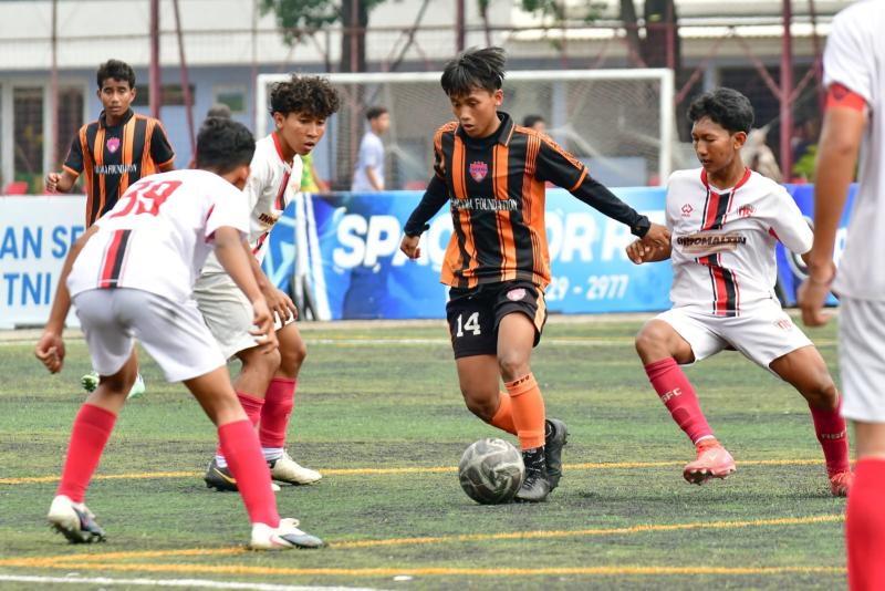 Dikepung, pemain Farama FC dikurung 4 pemain Nawasena FC, di lapangan sintetis 2 PSF, Pancoran.foto:pras.