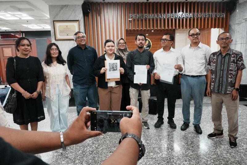 Kepala Desa Prawatan, Klaten, Sajogyo Institute, Koperasi Edukarya Negeri Lestari (KEN8) dan perwakilan kuasa hukum pemohon, di gedung MK, Jakarta, Selasa (27/10/2026). (Foto: Ist)
