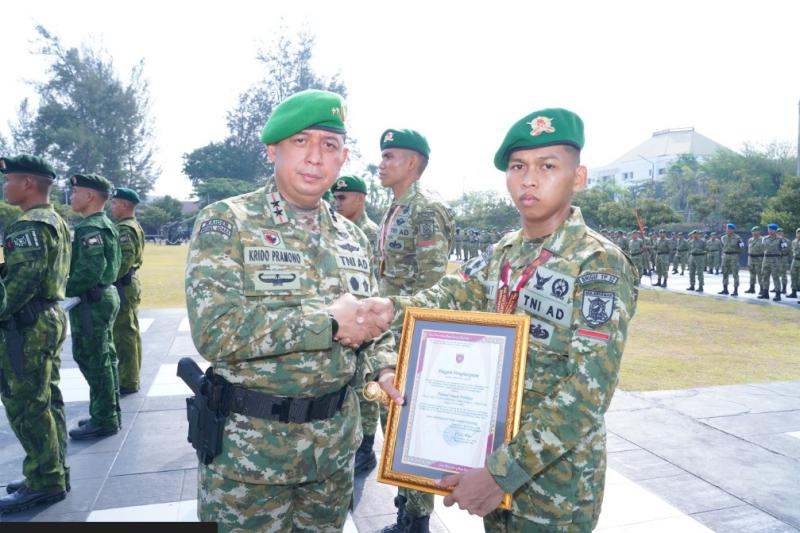Peringatan Sumpah Pemuda, Pangdam VI/Mulawarman Beri Penghargaan Lima Prajurit Berprestasi Brigif TP 32/Mangkaliha