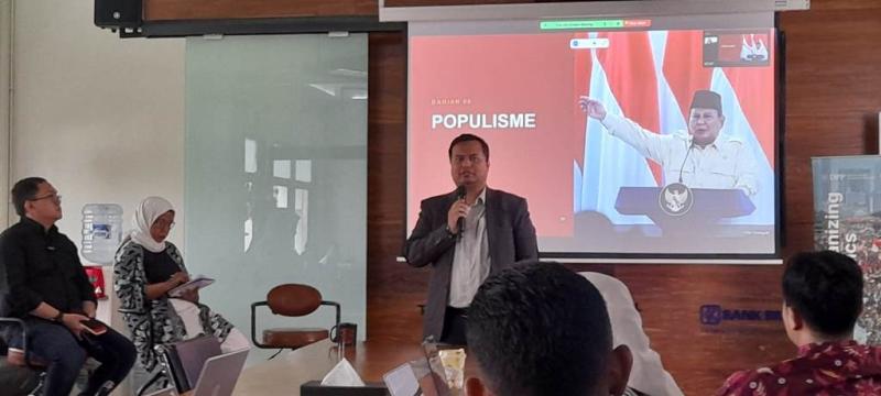 Koordinator EPPOS PolGov UGM, Dr. Arya Budi saat memberikan kajian pidato Presiden Prabowo Subianto selama dua tahun kepemimpinan di Gedung FISIPOL UGM, Yogyakarta | Foto : intensplus.com/Elis)