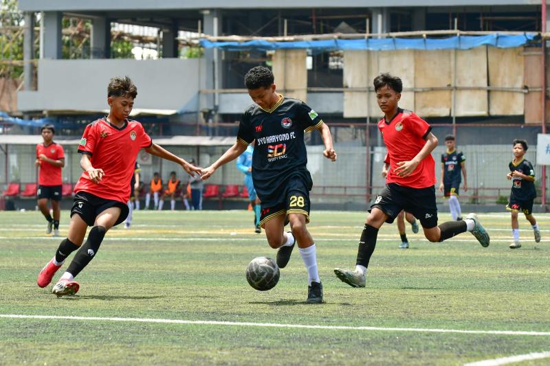 Aksi pemain Toyo Haryono saat dihadang pemain Rorotan United, di lapangan sintetis 2 PSF, Pancoran, Jakarta, Sabtu (31/10).foto:pras.