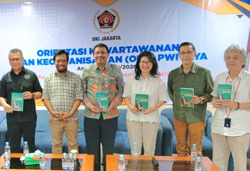 Dari kiri ke kanan:  Kesit B Handoyo (Ketua PWI Jaya), St Jumar Sudiyana (Penulis Buku) Algooth Putranto (Editor Buku), Viliny Lesmana (Direktur KG Radio Network),  Mayong Suryo Laksono - (Wartawan Senior), Bagus Sudarmanto  (Dosen Komunikasi UI)