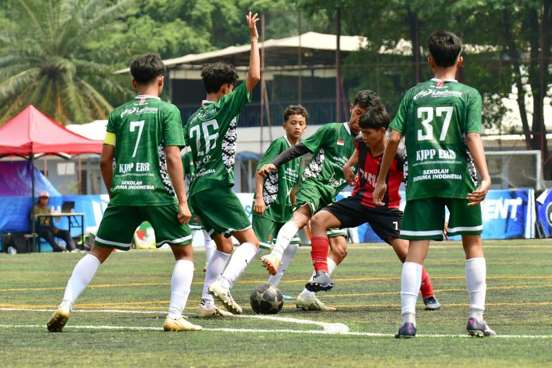 Dikeroyok, pemain Bina Taruna berjibaku menerobos kepungan anak-anak Real Jakarta di lapangan sintetis 2 PSF, Pancoran, Jakarta, Sabtu(31/10).foto:pras.